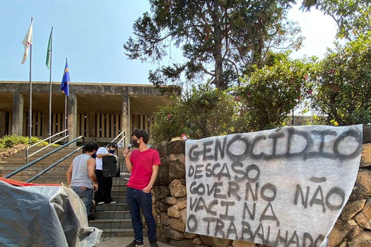 Profissionais da educação realizam falas em defesa da greve sanitária - Foto: Letícia Freitas/ Agência Primaz