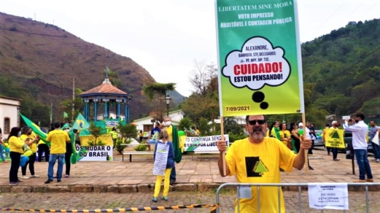 Manifestantes favoráveis ao Presidente Jair Bolsonaro expuseram suas opiniões com cartazes, músicas e discursos de ordem. Foto: Marcelo Sena/Agência Primaz