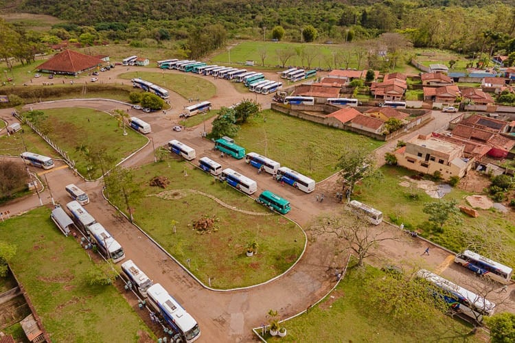 Dezenas de ônibus da Univale estão há dois dias sem levar trabalhadores para as minas da Vale. Foto: Lui Pereira/Agência Primaz