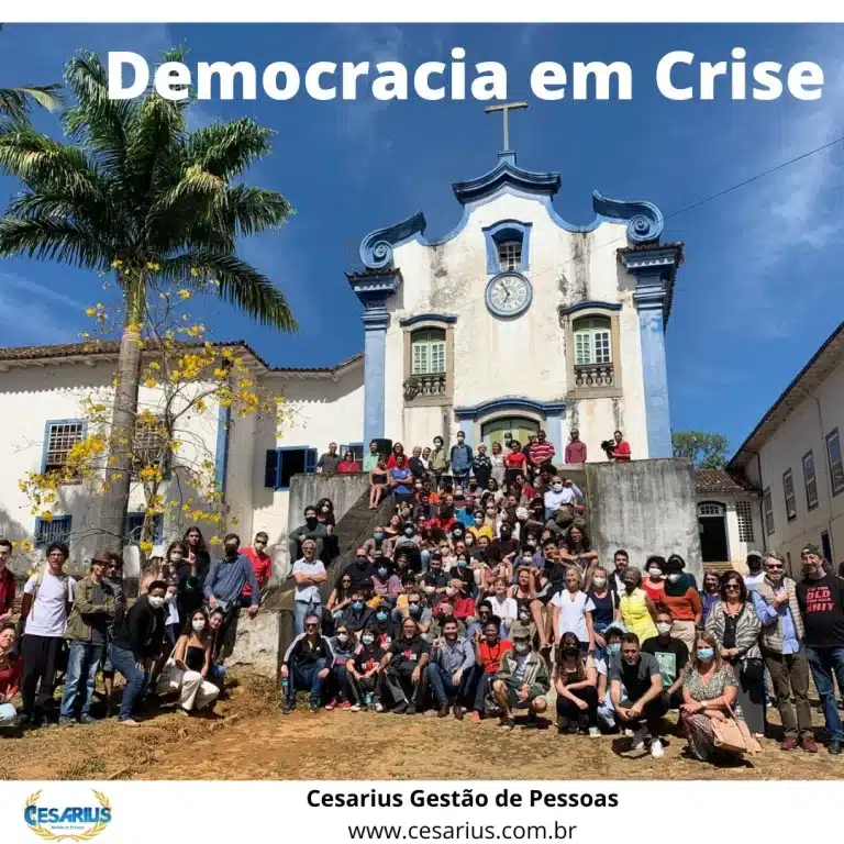 Fachada da Capela de Nossa Senhora da Boa Morte, Instituto de Ciência Humanas e Sociais - ICHS- da Universidade Federal de Ouro Preto - UFOP. Na escadaria, professores e professoras, alunos e alunas, servidores e servidoras da instituição, em ato de manifestação em defesa da democracia.