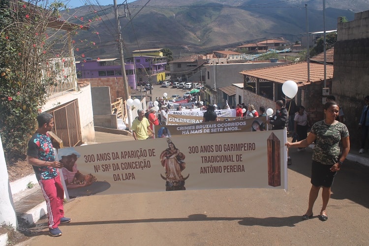 Festa de 300 anos de Nossa Senhora da Lapa é marcada por protesto dos atingidos de Antônio Pereira