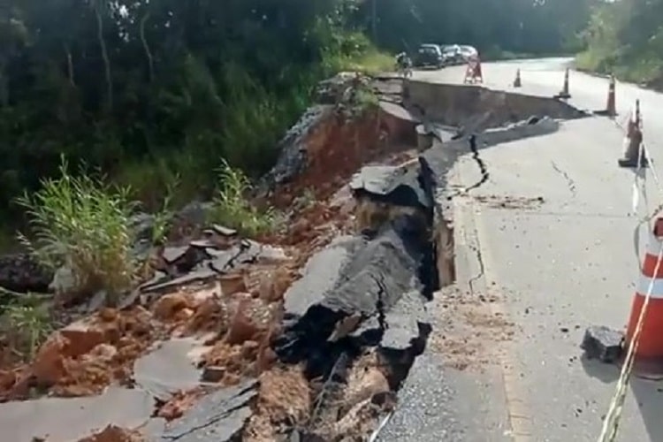 Com estrada caindo aos pedaços, moradores de Rodrigo Silva temem ficar ilhados