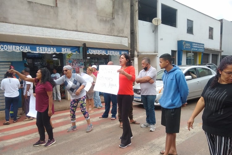 Ouro Preto: sem água há sete dias, moradores de Saramenha param trânsito, em manifestação