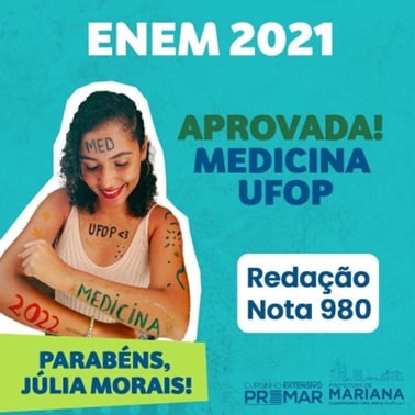 Sobre fundo azul, a divulgação, com foto de Júlia Morais, aluna do cursinho pré-vestibular PREMAR,de Mariana, Minas Gerais, aprovada para o curso de Medicina da UFOP, no ENEM 2021, com nota 980 em Redação