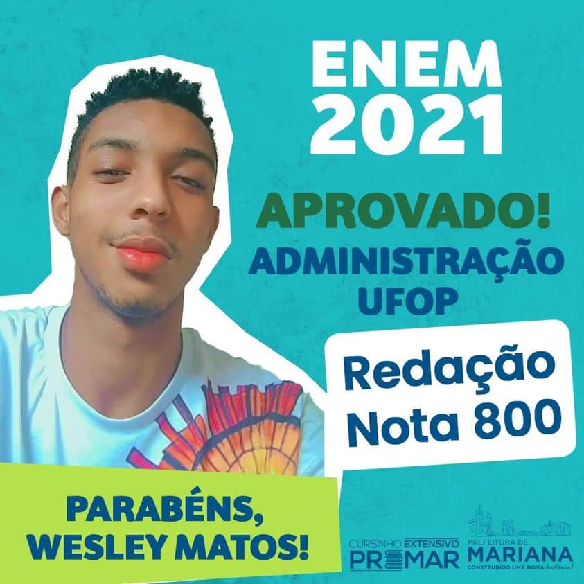 Sobre fundo azul, a divulgação, com foto de Wesley Matos, aluno do cursinho pré-vestibular PREMAR,de Mariana, Minas Gerais, aprovado para o curso de Administração da UFOP, no ENEM 2021, com nota 800 em Redação