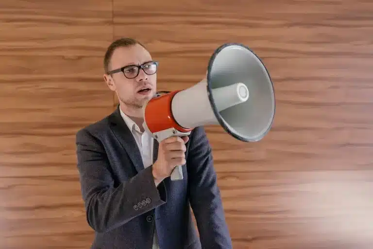 Homem com megafone, simulando discurso em período eleitoral