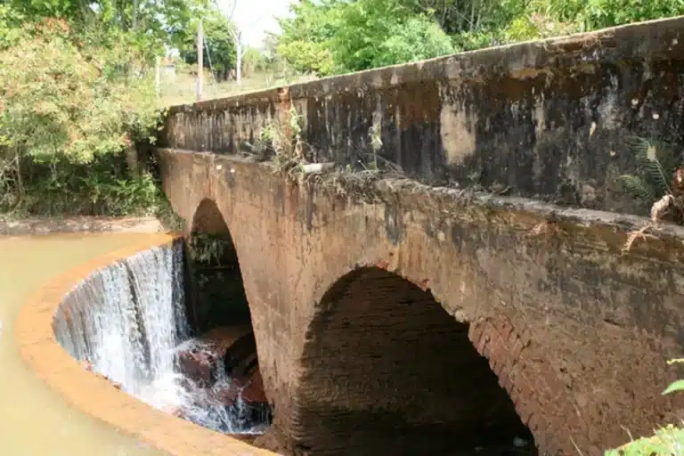 Ponte de pedra construída sobre o rio Maracujá, que atravessa o distrito de Cachoeira do Campo. O acesso à cachoeira estaria sendo impedido por seguranças armados