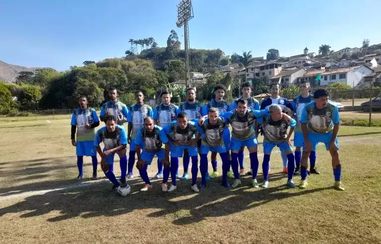 Classificada para o mata-mata das quartas de final da 1ª divisão do Campeonato de Mariana, equipe do Cachoeirense, em pose oficial, antes do jogo contra o Guarany, na 2ª rodada da fase de classificação