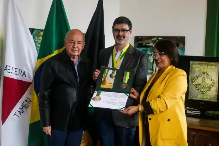 Prefeito de ouro Preto, diretor da Escola de Minas (UFOP) e secretaria de Cultura e Turismo exibindo a condecoração recebida