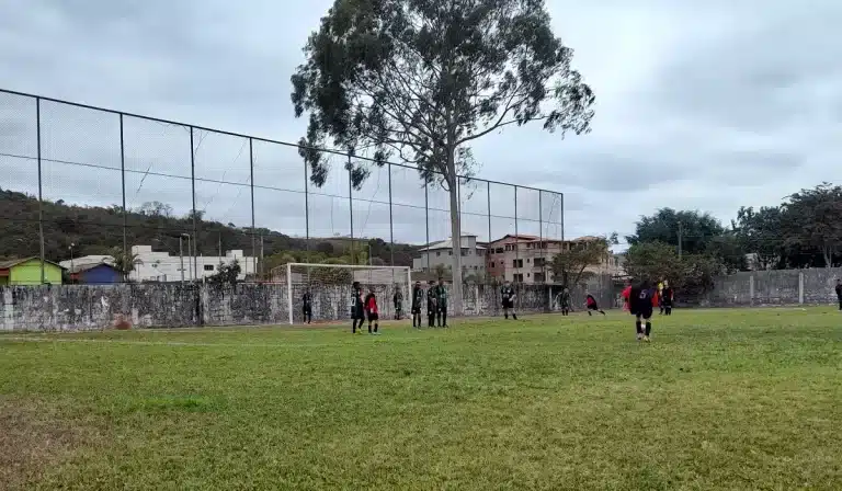 Campo de futebol, partida da categoria sub-11 entre CVDR e América