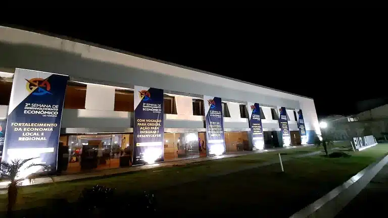 Fachada iluminada do Centro de Convenções de mariana, local de realização da 2ª Semana de Desenvolvimento Econômico