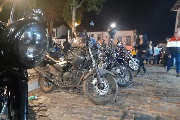 Motos em fila, estacionadas no Jardim, na noite de abertura do 13º Encontro de Motociclistas