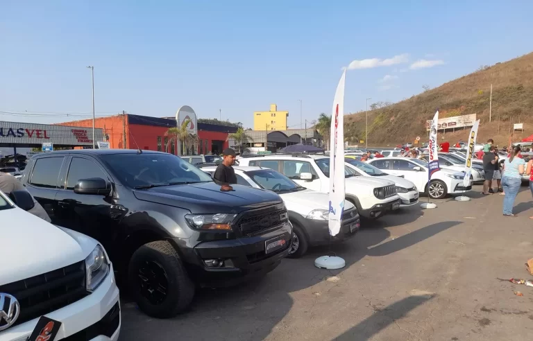 Carros expostos no 1º Feirão de Automóveis, realizado em Mariana