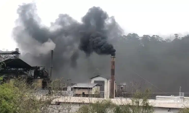 Chaminé expele intensa fumaça negra no céu de Ouro Preto, devio a problemas de instabilidade em caldeiras da fábrica da Actec