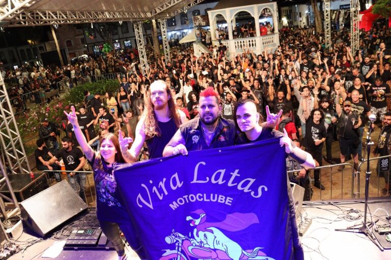 Integrantes da banda Hardwired metallica Tributo, segurando bandeira do Vila Latas Moto Clube, no palco montado no Jardim, Praça Gomes Freire, mariana, Minas Gerais, após a apresentação no sábado, 27 de agosto, integrando a programação do 13º Encontro Nacional de Motociclistas