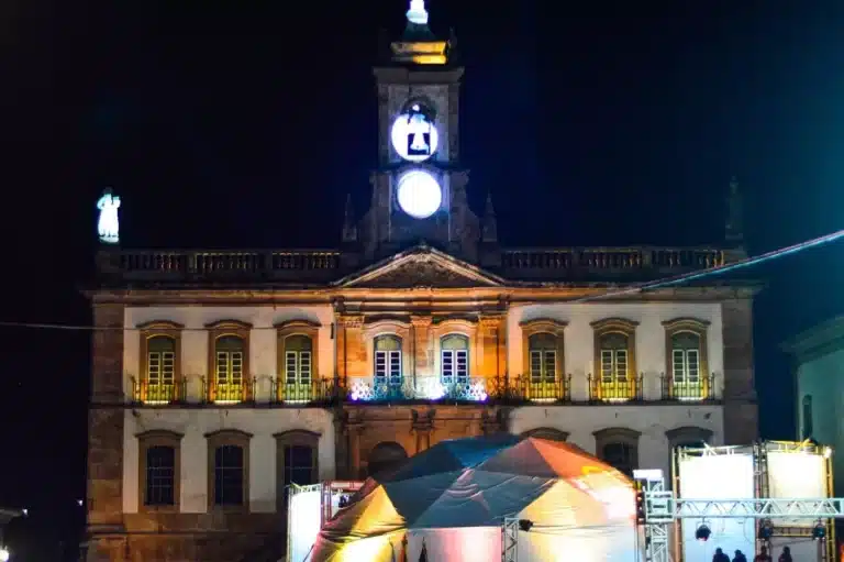 Fachada iluminada do Museu da Inconfidência de Ouro Preto, durante abertura de exposição em homenagem ao Bicentenário da Independência do Brasil