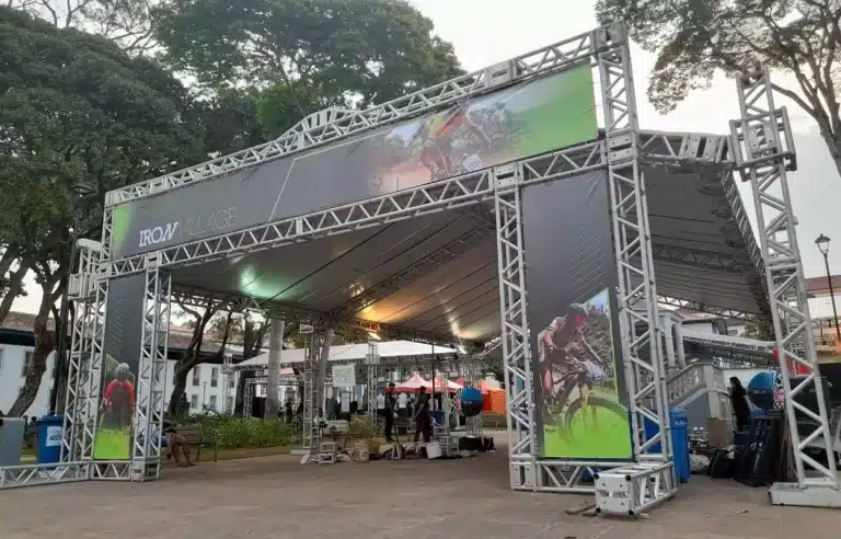 Estrutura metálica montada na Praça Gomes Freire (jardim), em mariana, para o Iron Biker 2022