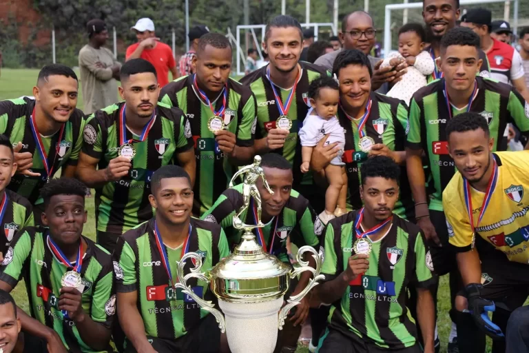 Jogadores do 07 de Outubro, exibindo medalhas e troféu de campeçao da segunda divisão de Mariana