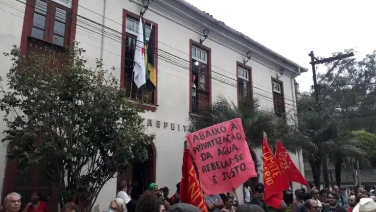 Manifestação contra Saneouro em frente à Prefeitura de Ouro Preto