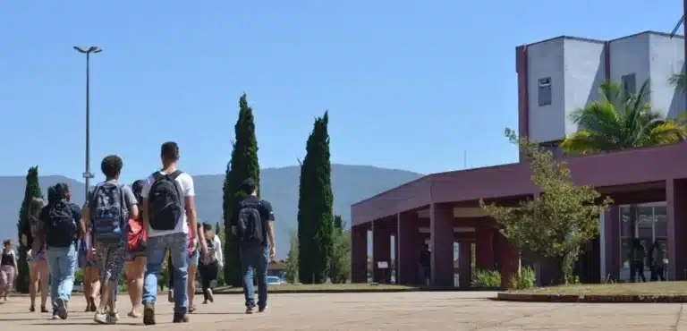 Estudantes da UFOP nas proximidades do Centro de Convergência, campus Ouro Preto