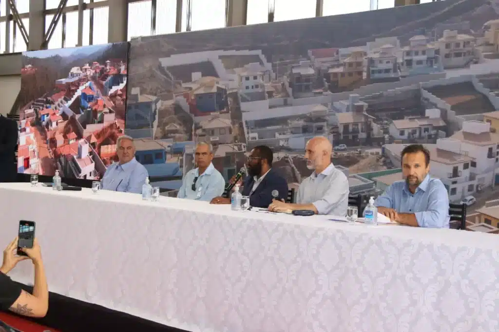 Prefeito, Procurador de Mariana e diretores da Fundação Renova, durante coletiva de imprensa