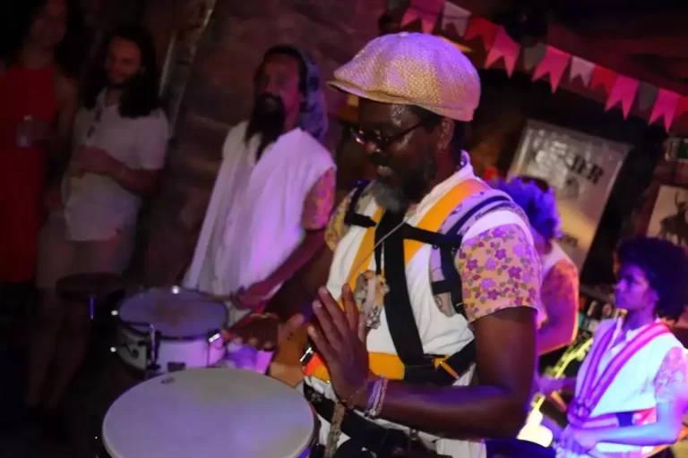 Músico negro do Bença Valentim, toca percussão no Dia do Fela