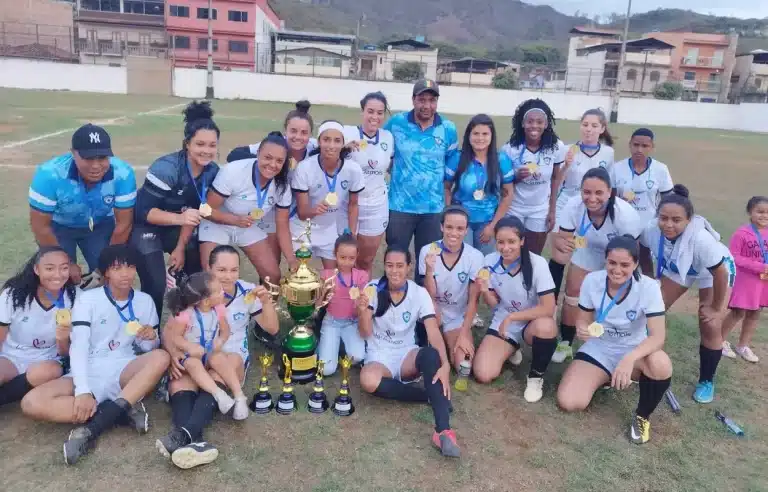 Atletas da equipe de futebol feminino do 1º de Maio, posando com medalhas e troféu de campeã