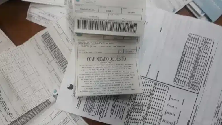 Contas de fornecimento de água e coleta de esgoto apresentadas pela Saneouro e consideradas abusivas