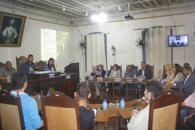 Vereadores de Ouro Preto, no plenário da Câmara Municipal, discutindo o passe livre estudantil, durante audiência pública