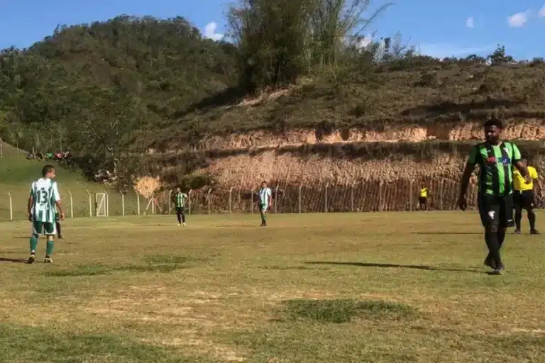 Jogadores do 07 de Outubro e Mainart, em campo, na partida de ida da final do campeonato da segunda divisão de Mariana