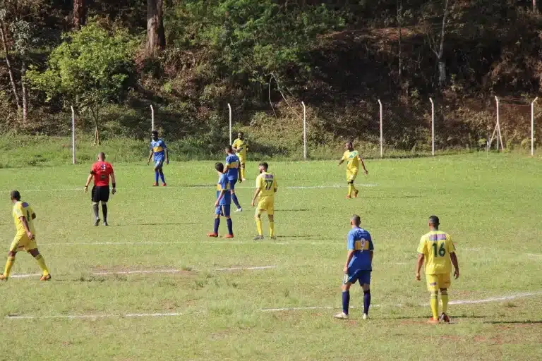 Jogadores do Morro de Santana e 08 de Dezembro em lance da primeira partida das semifinais do Campeonato de Mariana