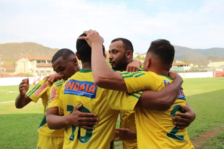 Jogadores do 08 de Dezembro, com camisas em amarelo e verde, comemoram gol na partida de volta das quartas de final do Campeonato Amador de Mariana