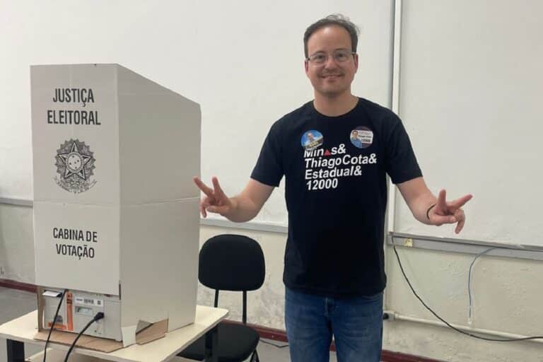 Thiago Cota, candidato a Deputado Estadual, usa camisa preta e calça jeans, ao votar nas eleições de 2022