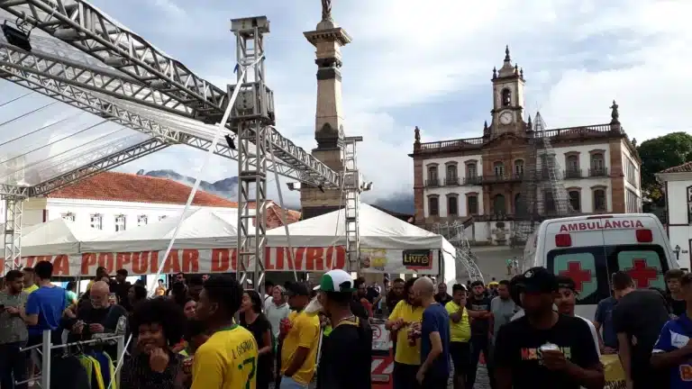 Torcedores, sob tenda na Praça Tiradentes, aguardam transmissão do 1º jogo da seleção brasileira na Copa do Catar