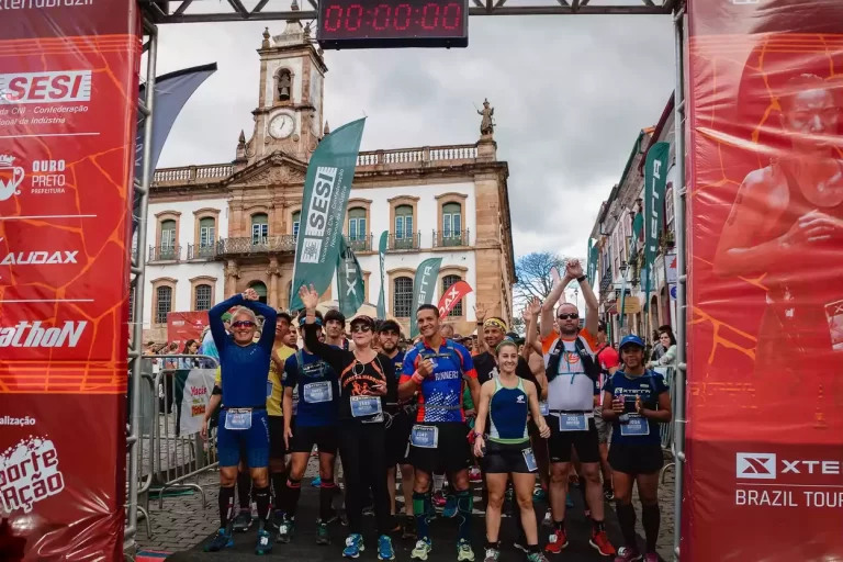 Atletas reunidos sob o pórtico de largada do X-Terra, realizado este ano em Ouro Preto. Ao fundo o Museu da Inconfidência