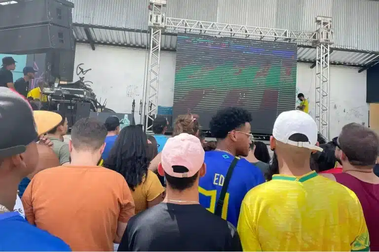 Torcedores em frente a um telão assistem a jogo que terminou com a vitória do Brasil sobre a Suíça