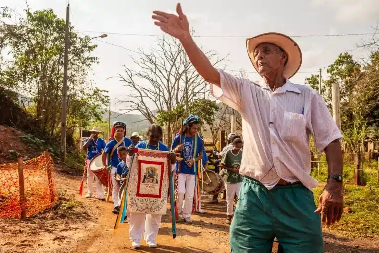 Atingido, homenageado na exposição, à frente dos integrantes da Guarda de Congo de Nossa Senhora do Rosário de São Benedito