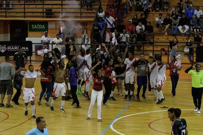 Torcedores e jogadores comemoram título do CTX na Copa mariana de Futsal