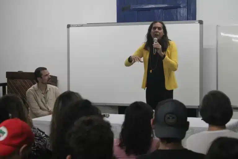 Duda Salabert, de paletó amarelo e com o microfone, discursa na abertura do Fórum das Letras