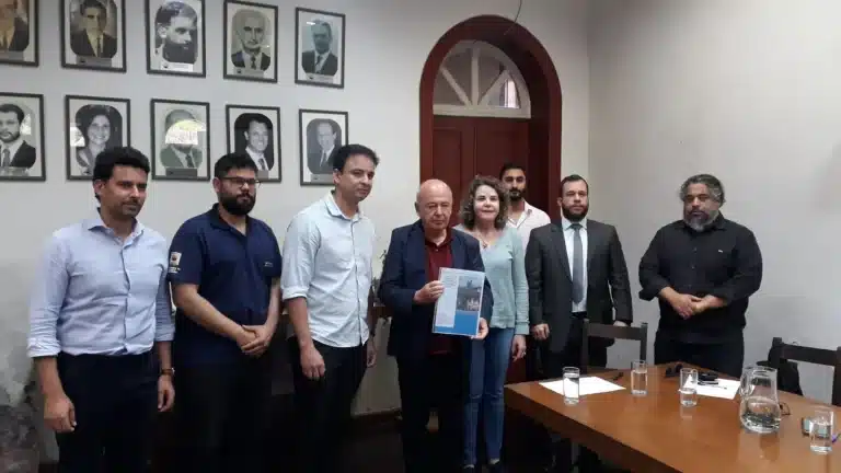 Integrantes do Grupo de Trabalho, junto ao Prefeito Angelo Oswaldo segurando o relatório que recomenda a remunicipalização dos serviços de água e esgoto de Ouro Preto