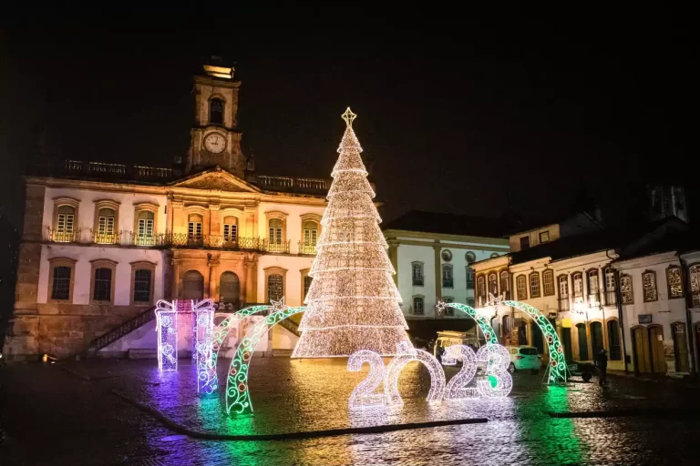 Estrutura montada na Praça Tiradentes, em Ouro Preto, MG, com grande árvore de Natal e outras estruturas iluminadas, simbolizando o Natal Luz.