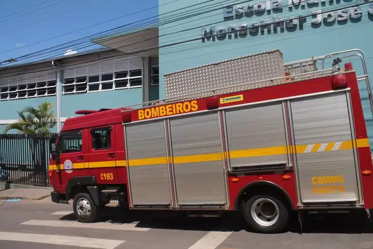 Caminhão do Corpo de Bombeiros, em frente à Escola Municipal, em apoio à simulação de evacuação