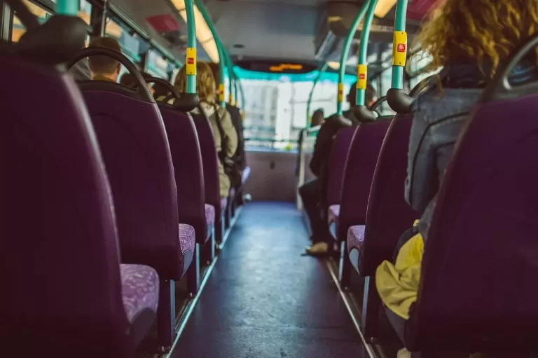 Interior de ônibus de transporte escolar