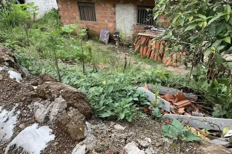 Encosta sobre terreno com ocupação irregular, no Alto do Rosário