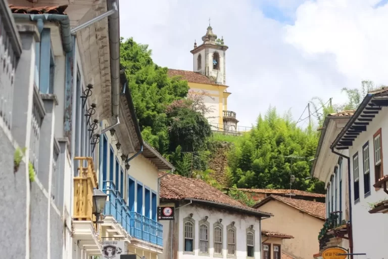 Casas coloniais da Rua Getúlio Vargas, em Ouro Preto, com lateral da Igreja das Mercês, ao fundo e no alto