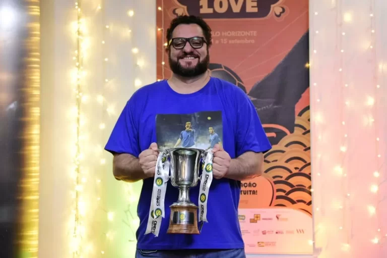 O jornalista marianense, Gustavo Nolasco, usando camisa azul, segura um dos troféus conquistados do Coletivo 1921 - Foto: Divulgação