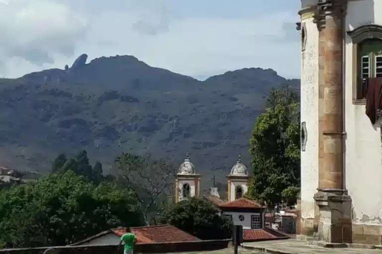 Vista do Pico do Itacolomi, a partir do adro da Igreja de São Francisco de Assis, cuja lateral é vista à direita