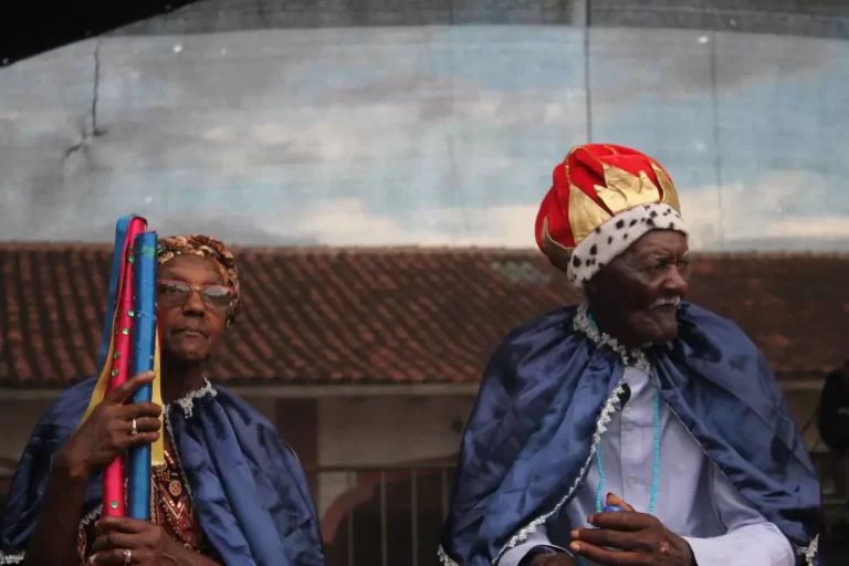 Rei e rainha de grupo de congado, com trajes típicos