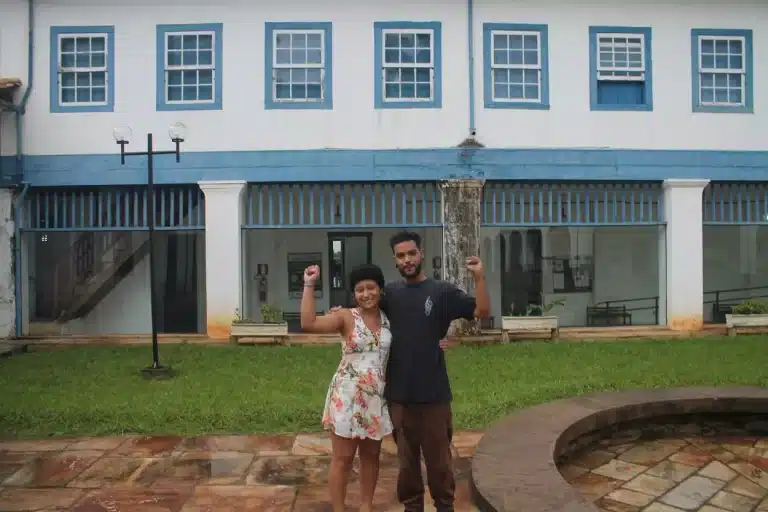 Integrantes do Coletivo Neggro Braima Mané, fazendo o gesto de punho fechado, ao final do debate sobre a lei de cotas e apresença de negros nas universidades