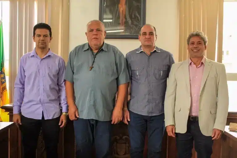 Diante de um quadro com o Cristo Cruficiado, integrantes da Mesa Diretora da Cãmara (da esquerda para a direita, Manoel Douglas, Edson Agostinho, Fernando Sampaio e Zezinho Salete